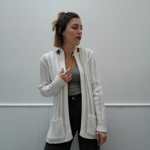 VINTAGE White Knit Cardigan with Roses - Picture 3 of 7